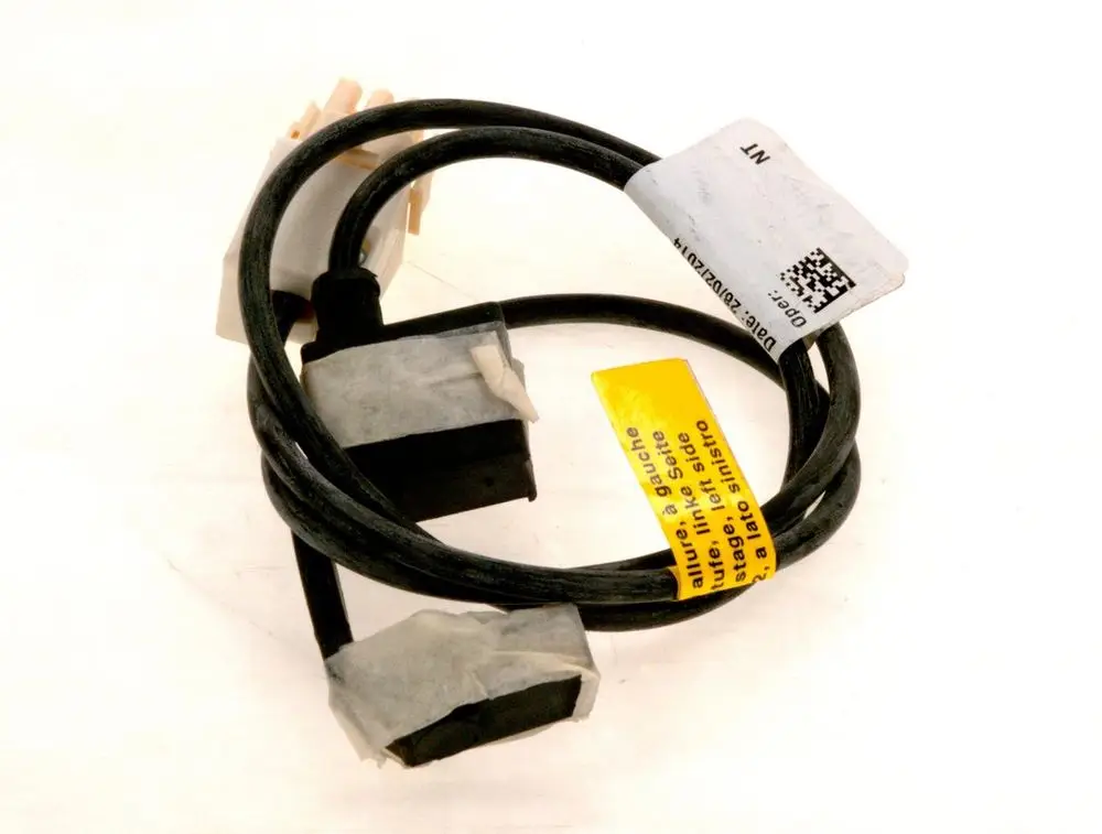 Kabel von Bosch, gekennzeichnet mit Aufklebern und Klebeband, mit mehreren Anschlüssen und einer abgewinkelten Verbindung.